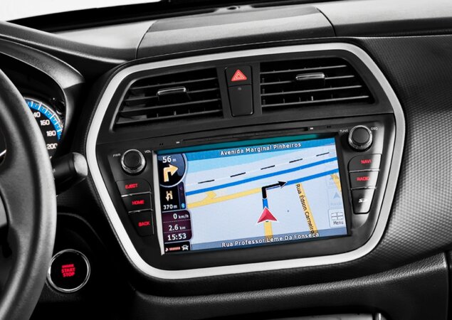 Central multimídia com tela de 8" só está disponível na topo de linha GLS. Pelo wifi do celular, é possível baixar aplicativos para o rádio do carro