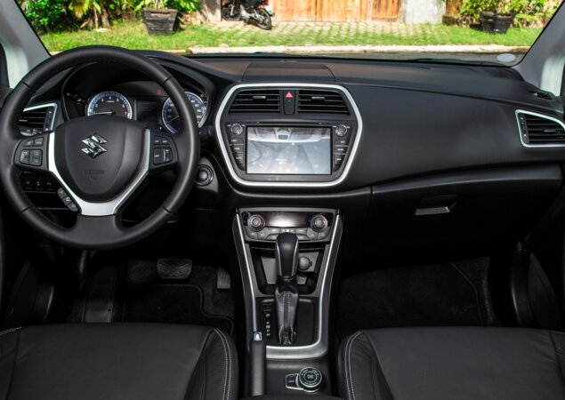 Interior exibe materiais agradáveis e bom acabamento
