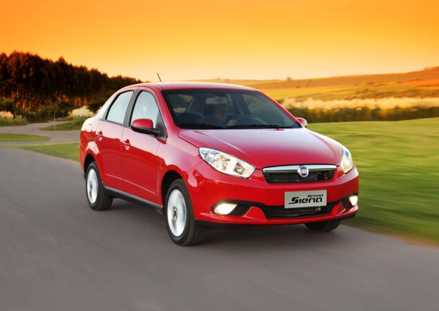 Fiat Grand Siena 2016 ganhou pequenas alterações de conteúdo. Na foto, a versão Attractive 1.4