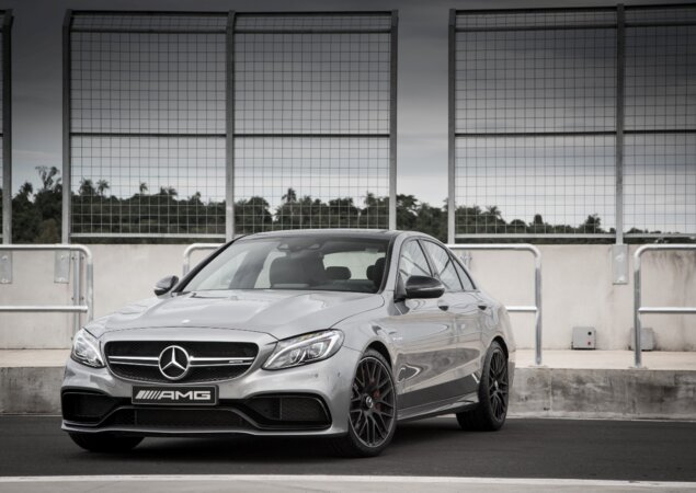 A grande novidade está sob o capô: sai de cena o 6.2 V8 aspirado e entra um 4.0 V8 biturbo