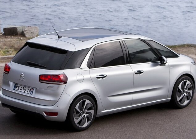 Sob o capô a minivan trará motor a gasolina 1.6 turbo THP de 165 cv associado a uma transmissão automática de seis marchas