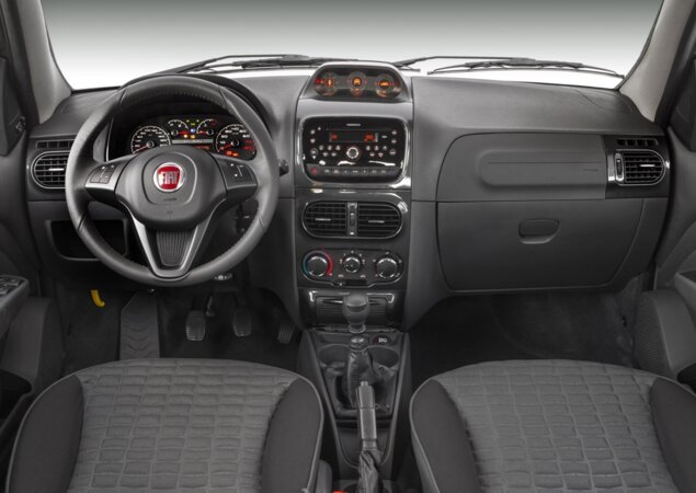 Por dentro, a novidade fica por conta do rádio com Bluetooth, comandos de voz e entradas auxiliar e USB e do apoia-braço para o motorista