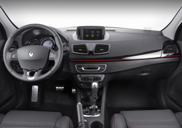 Interior recebeu apliques de cor preto brilhante com contraste em vermelho