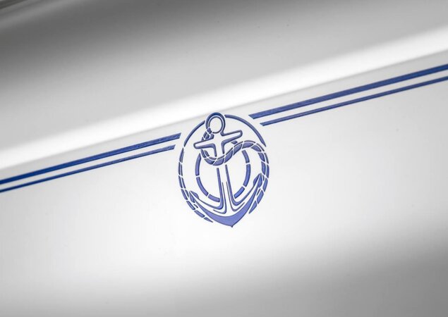 Por fora, o modelo traz o emblema alusivo à versão