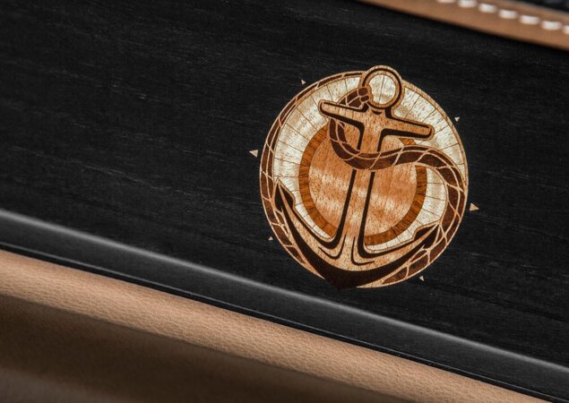 O interior também possui o emblema de âncora