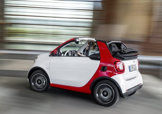 O modelo se diferencia da versão coupé pela capota de lona