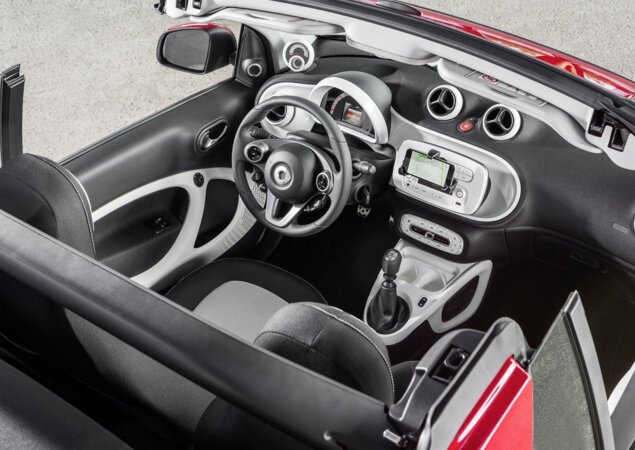Por dentro, o painel segue as mesmas linhas do fortwo coupé