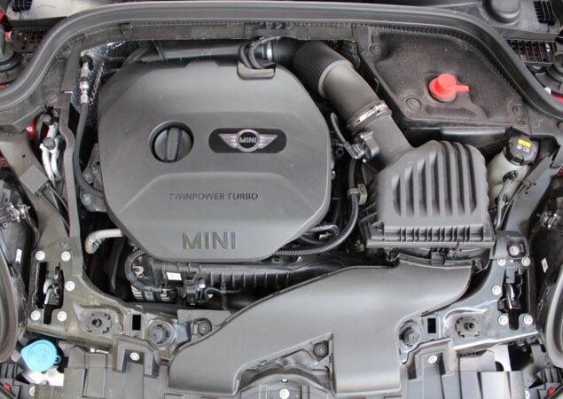 Pequeno motor 1.5 de três cilindros do MINI é anabolizado por turbo e entrega 136 cv