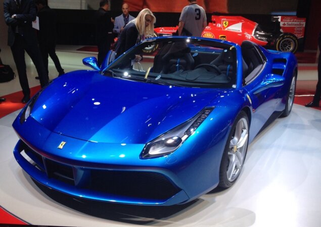 O visual da nova 488 Spider se mantém fiel à versão cupê