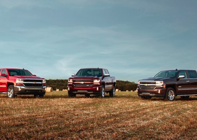 Chevrolet Silverado 1500 nas versões LT (à esq.), LT Z71 (centro) e High Country (à dir.)