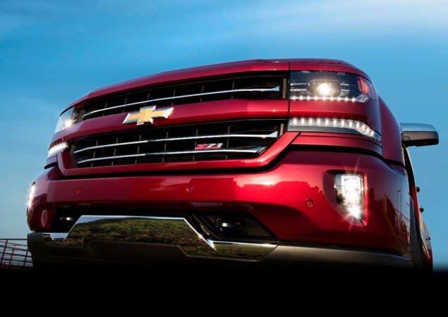 A Silverado 1500 LTZ Z71 traz a linha central da grade na cor da carroceria