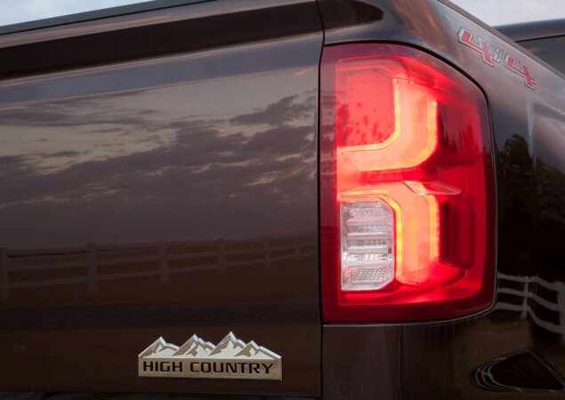 Detalhe das lanternas traseiras de LED da nova Silverado 1500 High Country
