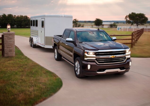 Versão topo de linha High Country acoplada a um trailer