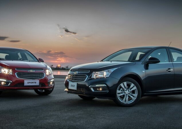 Tanto o hatch Sport6 (à esq.) quanto o sedã (à dir.) deixarão de ser vendidos na configuração LT com câmbio manual