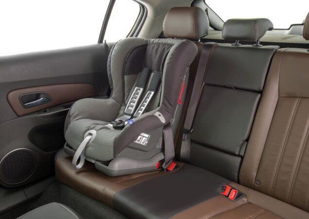 Cruze 2016 ganha bancos revestidos de couro em todas as configurações. Cadeirinhas com isofix são novo acessório disponível