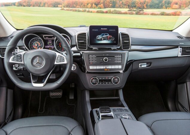 SUV vem equipado de série com sistema Start/Stop e ajustes elétricos para os bancos dianteiros