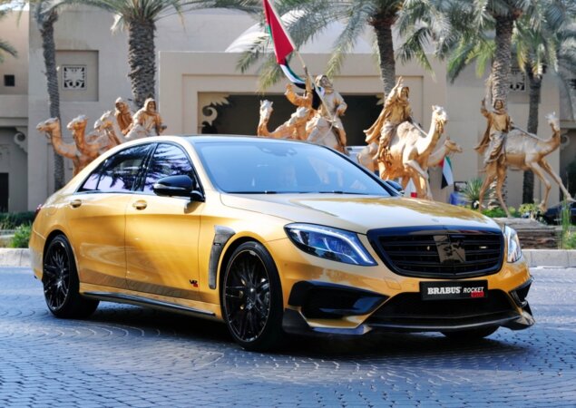 O novo modelo da Brabus possui pintura dourada em homenagem ao Salão de Dubai