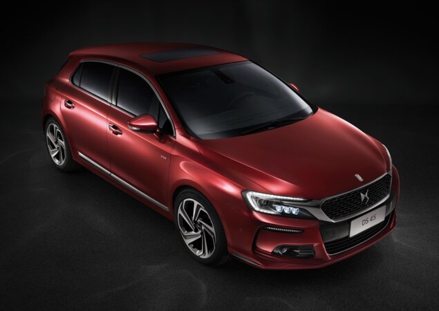 A dianteira do novo DS 4S adota a mesma identidade dos outros veículos da marca