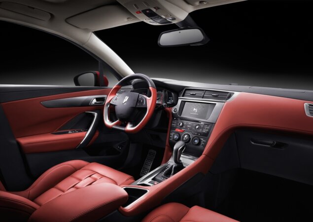 O interior guarda semelhanças com os veículos da Citroën