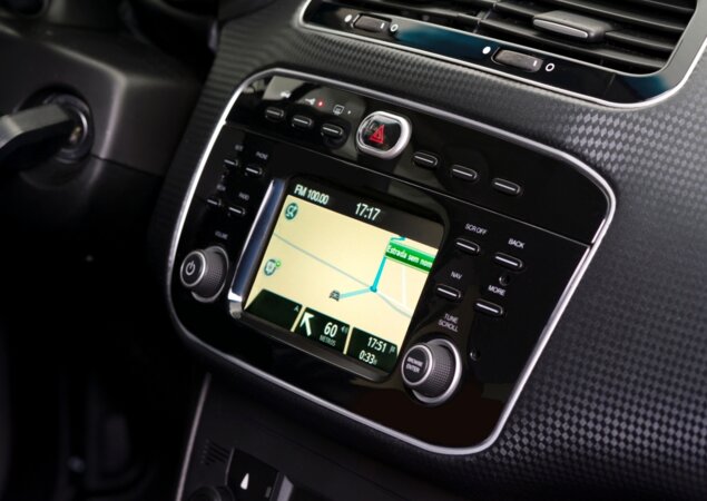 Central multimidia Uconnect vem de série, com tela de 5" sensível ao toque, GPS e câmera de ré com sensor de estacionamento traseiro
