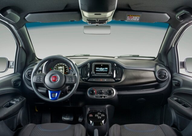 Interior exibe detalhes em azul no quadro de instrumentos, no volante e nas costuras do tecido dos bancos