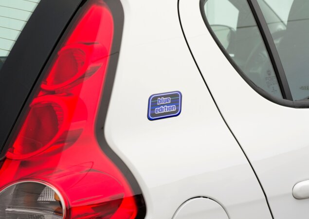 Detalhe do emblema na coluna traseira