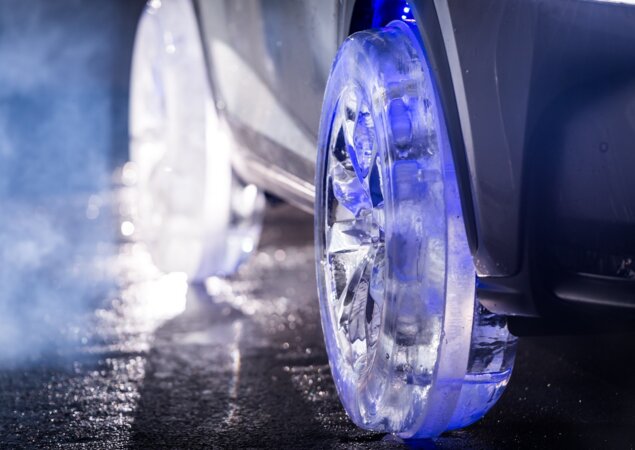 Cada roda recebeu reforços de acrílico e iluminação por LEDs