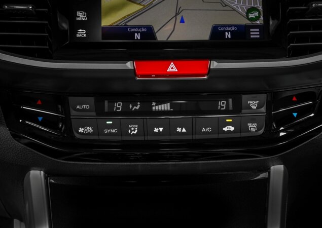 Ar-condicionado é automático com duas zonas de temperatura e saída de ar para o banco traseiro