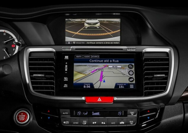 Sedã vem com GPS e câmera de ré