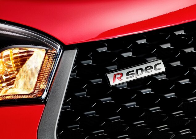 Detalhe do emblema na grade frontal