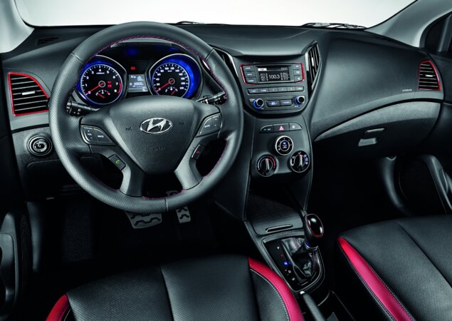 Interior exibe detalhes em vermelho e em preto brilhante