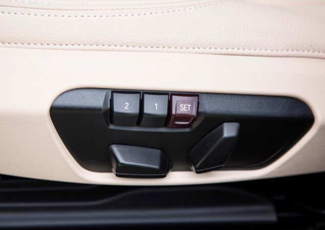 Bancos com ajustes elétricos vêm de série a partir da versão intermediária sDrive 20i X-Line