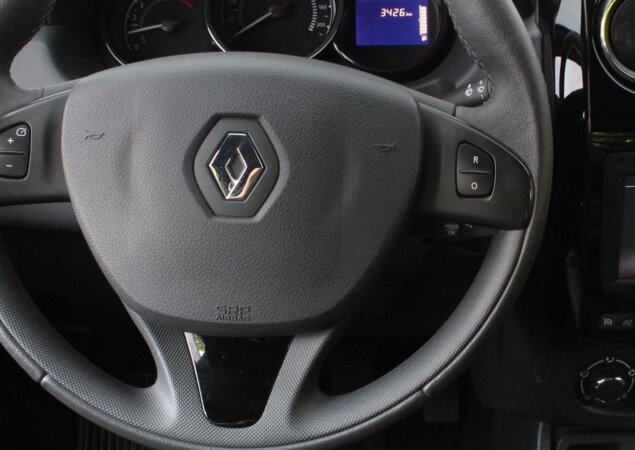 Exemplo de comandos no Renault Duster Oroch, com um botão no console central para ligar e desligar e botões no volante para regular a velocidade