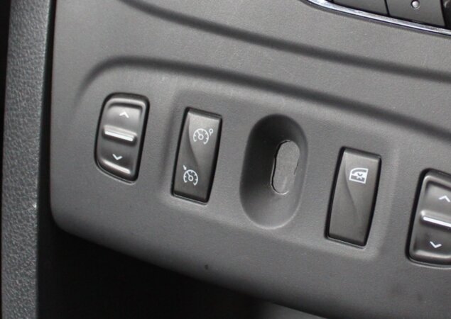 Detalhe do botão no console de um Renault Sandero para ligar e desligar o limitador e o controlador de velocidade, funções acionadas separadamente