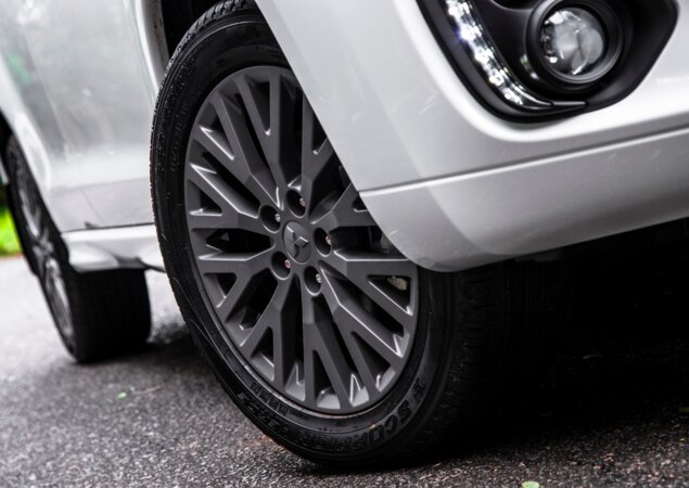 Detalhes das rodas aro 18" em cinza grafite fosco