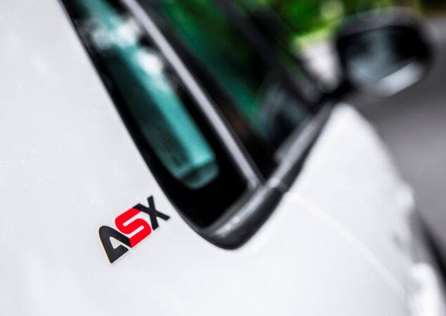 Lateral traz emblemas ASX com o S destacado em vermelho