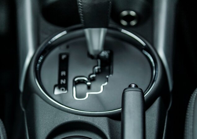 O câmbio CVT (continuamente variável) permite trocas manuais na alavanca e nas borboletas atrás do volante