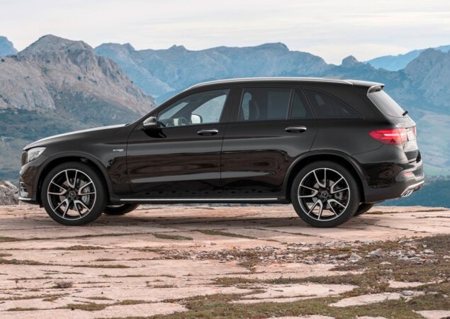 O GLC se posiciona no catálogo entre o compacto GLA e o GLE