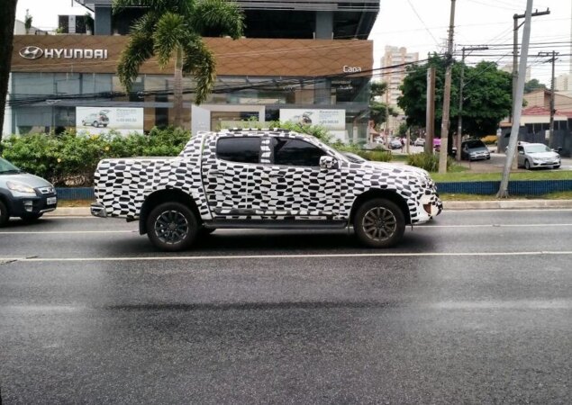 Chevrolet S10 reestilizada - e camuflada - é flagrada rodando em São Caetano do Sul