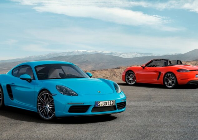 Nova família 718: 718 Cayman S (à esq.) e 718 Boxster S (à dir.)