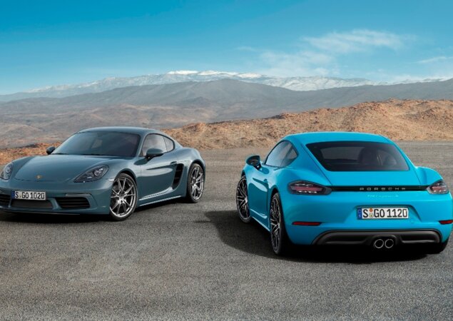 Porsche apresenta o 718 Cayman (à esq.) e o 718 Cayman S (à dir.), que chegam ao Brasil no final deste ano