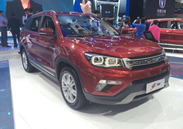 Changan 7S e Lifan X7 compartilham não só tonalidade vermelha na carroceria como barra cromada no para-choque dianteiro