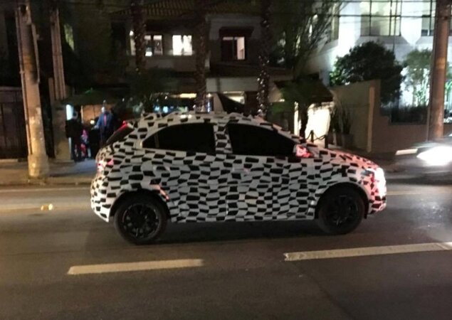 Chevrolet Onix reestilizado é flagrado em SP