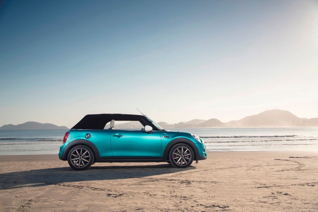 Nova geração do Mini Cooper Cabrio chega custando R$ 164.950