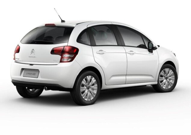 Hatch exibe rodas exclusivas, friso cromado na traseira e emblema Style nas laterais e na tampa do porta-malas