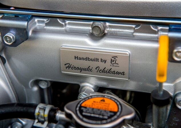 Detalhe da placa no motor