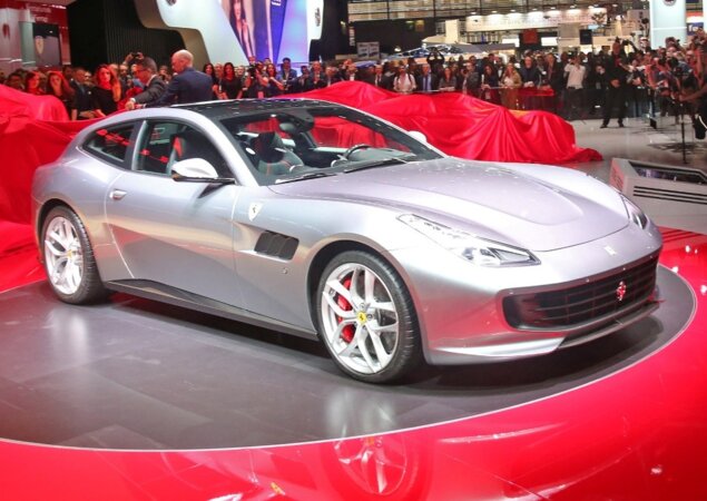 GTC4Lusso T, primeiro carro de quatro lugares da empresa equipado com um V8