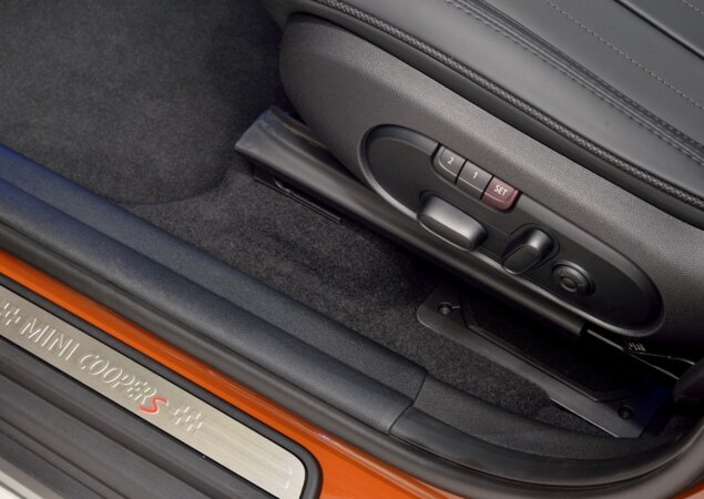 Banco do motorista tem ajustes elétricos
