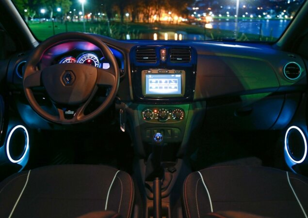 Acabamento interno com iluminação em LED é exclusividade do Sandero Vibe