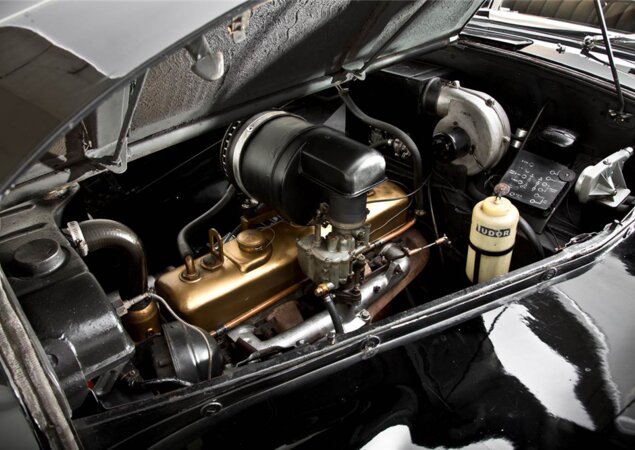 Motor é um 4.0 com seis cilindros em linha
